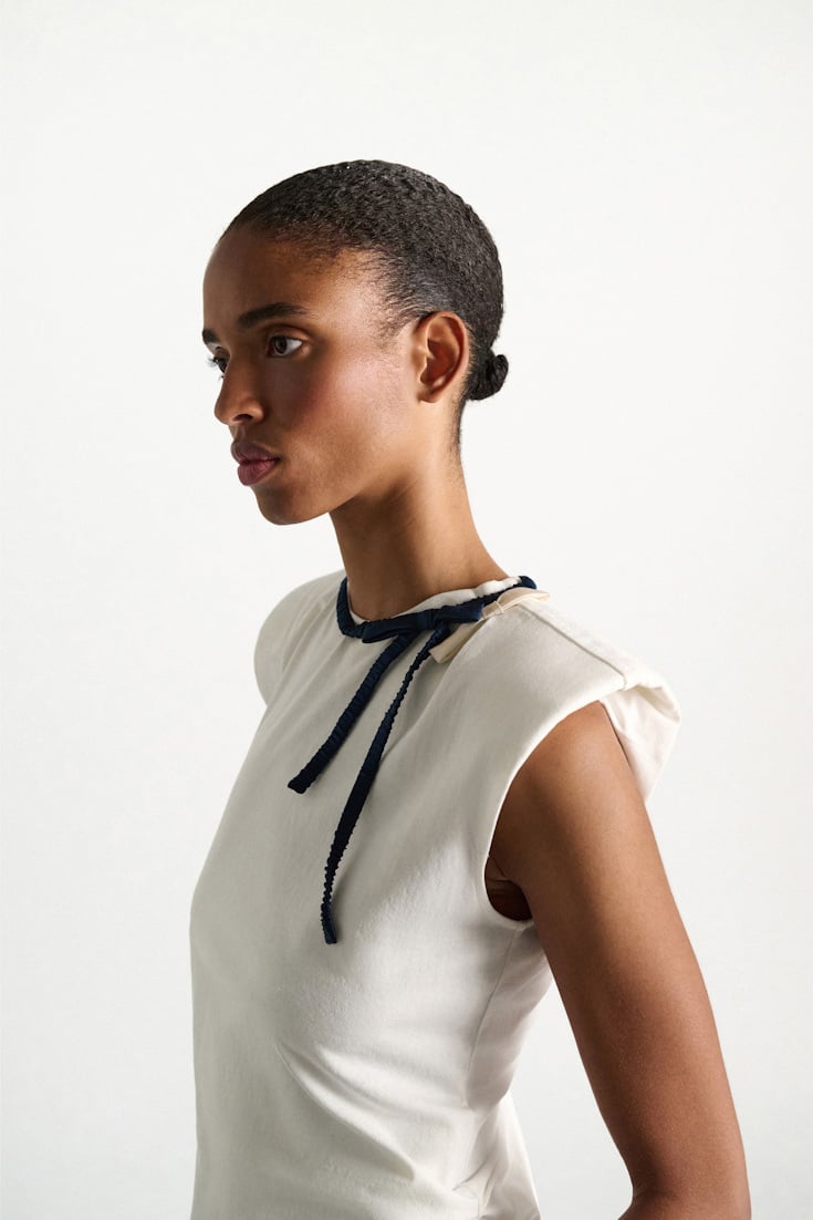 Dorothee Schumacher T-Shirt mit Grobstrickkragen aus Baumwolle ecru + satin