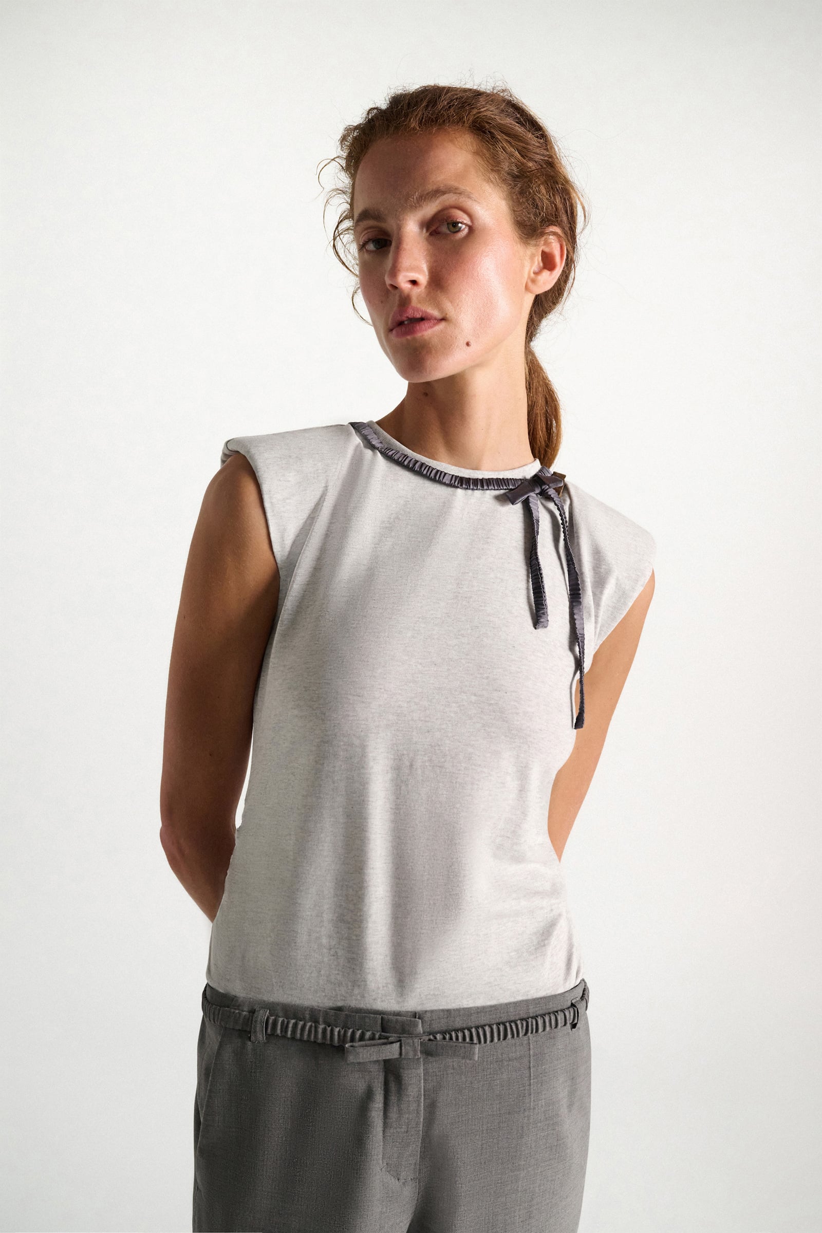 Dorothee Schumacher Sleeveless T-shirt with removable knit collar greymelange + satin