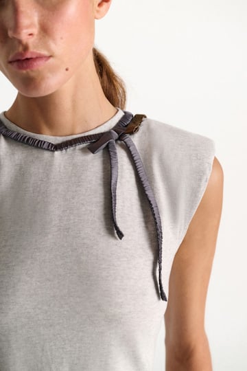 Dorothee Schumacher T-Shirt mit Grobstrickkragen aus Baumwolle greymelange + satin