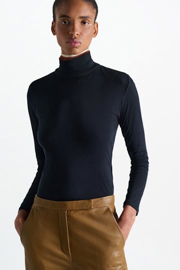 Dorothee Schumacher Fine rib cotton turtleneck with two-tone collar navy/rust