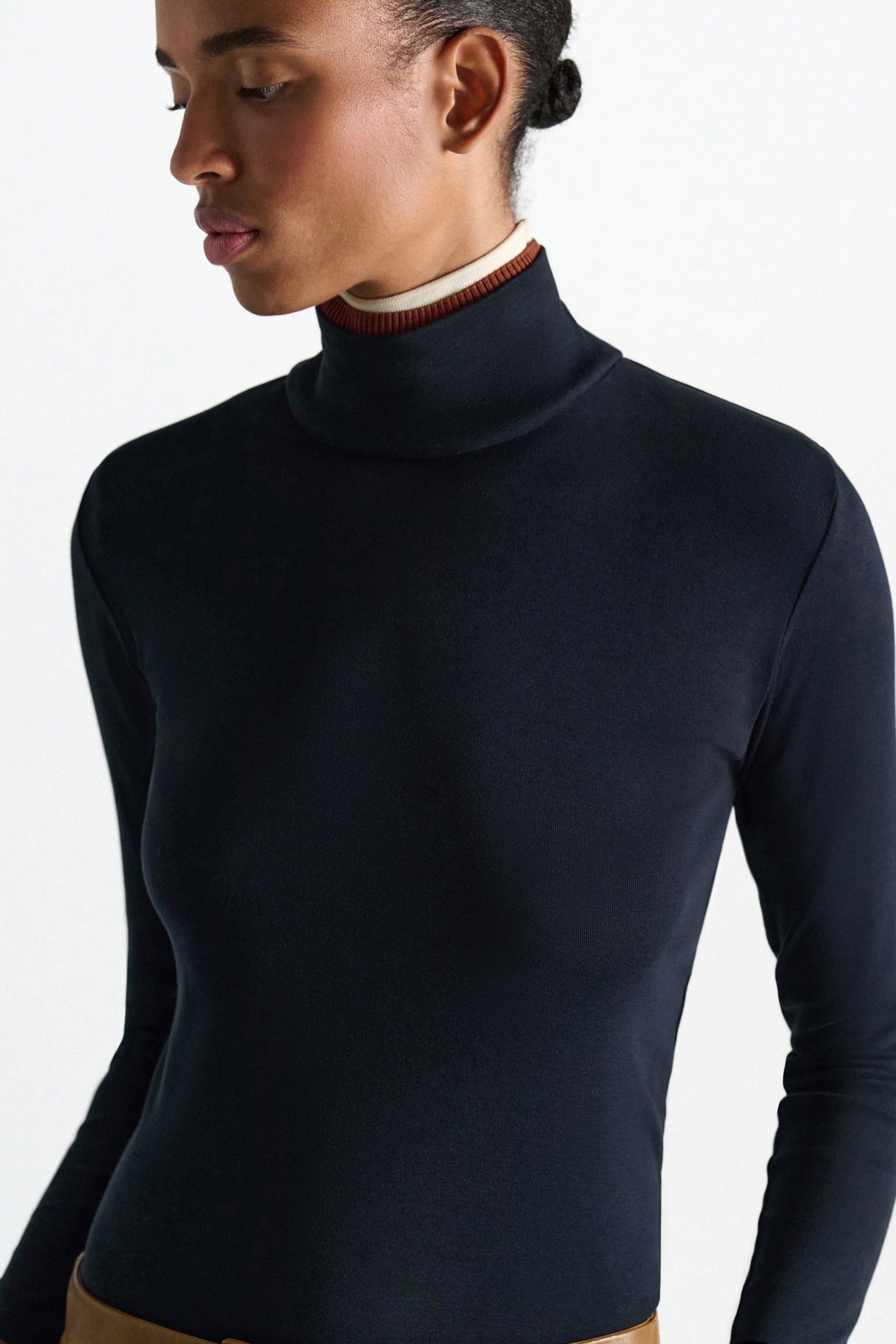 Dorothee Schumacher Fine rib cotton turtleneck with two-tone collar navy/rust