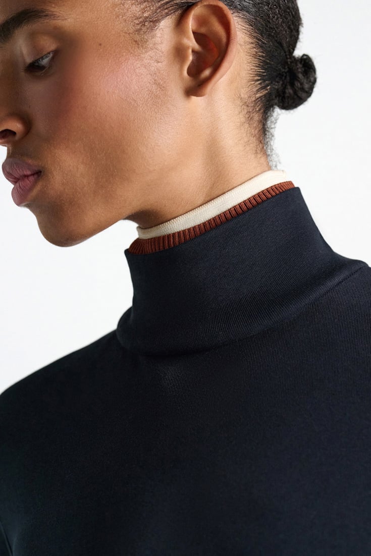 Dorothee Schumacher Fine rib cotton turtleneck with two-tone collar navy/rust