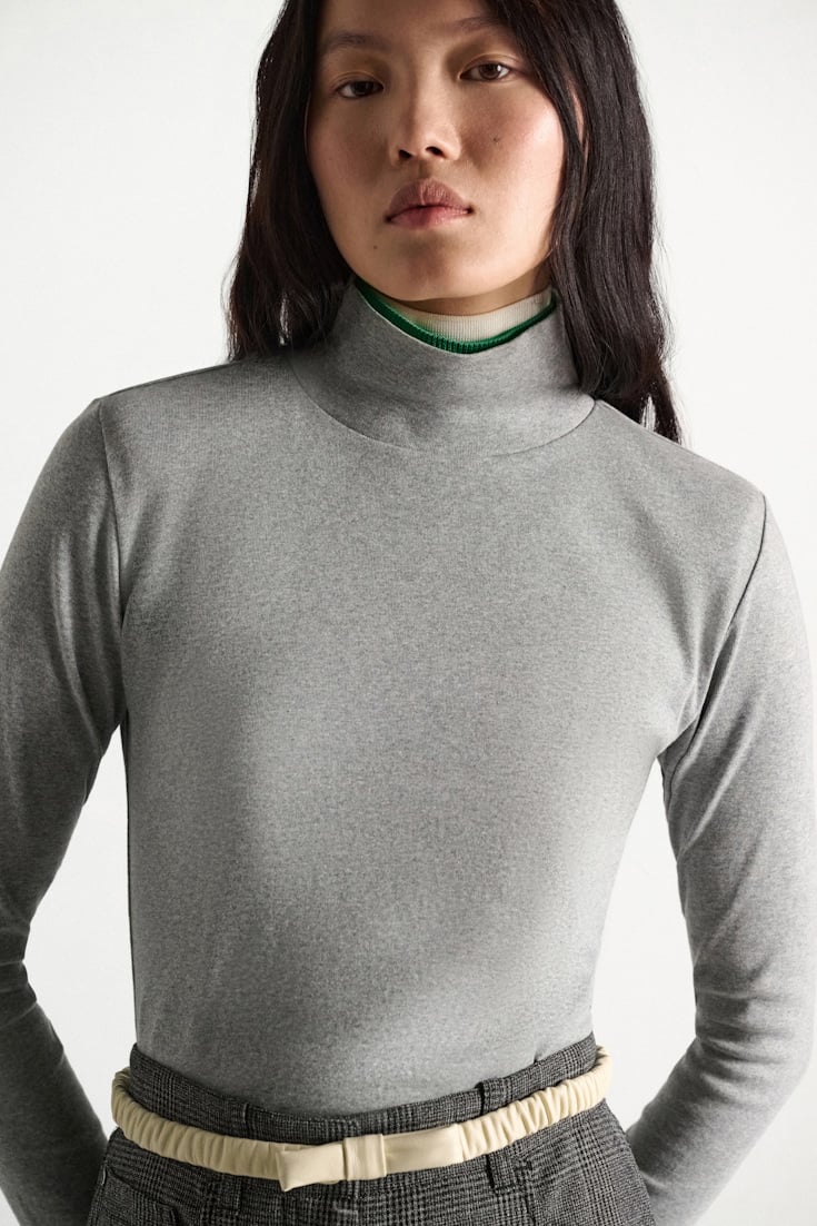 Dorothee Schumacher Fine rib cotton turtleneck with two-tone collar grey mel. patch