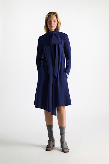 Dorothee Schumacher Drapiertes Bow-Kleid aus japanischem Crêpe ocean blue