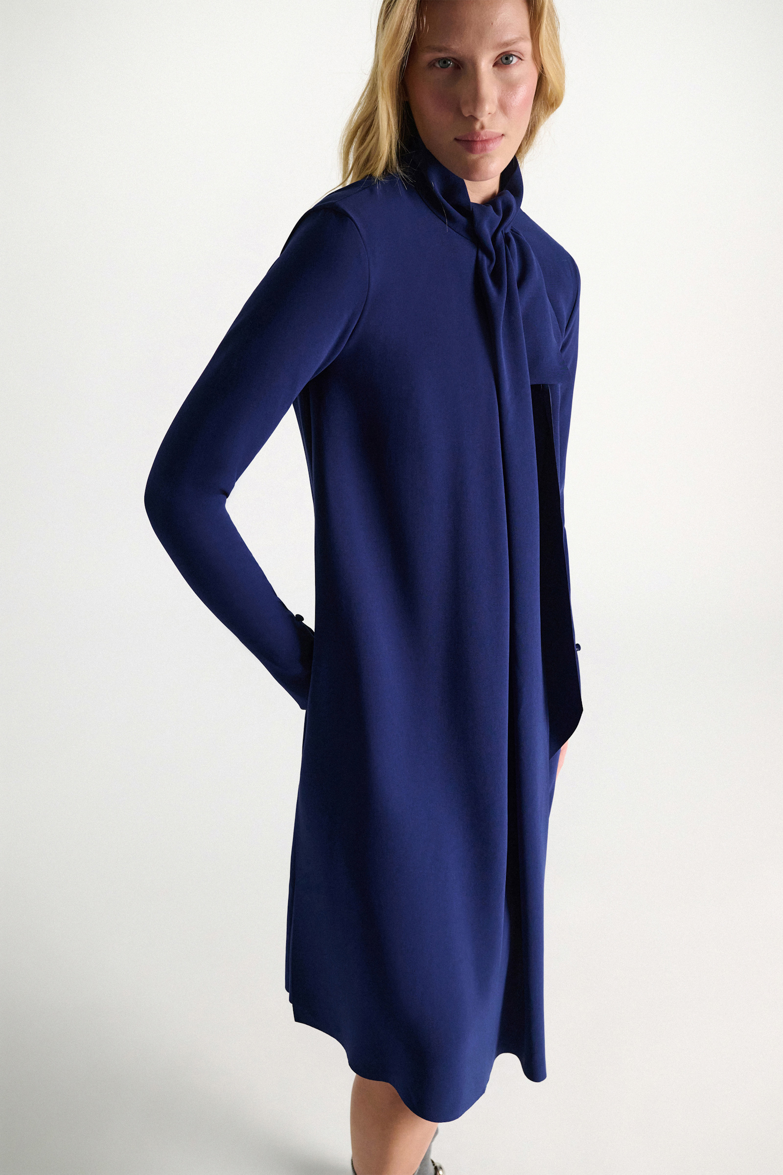 Dorothee Schumacher Drapiertes Bow-Kleid aus japanischem Crêpe ocean blue