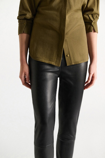 Dorothee Schumacher Long Kickflared Lederhose black Model Detail View