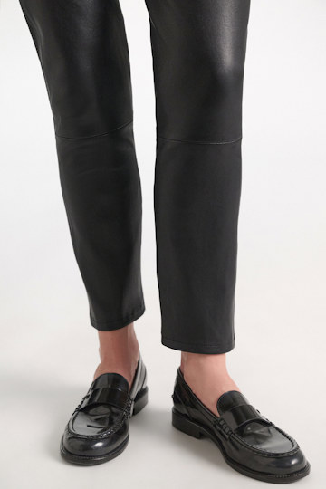 Dorothee Schumacher Long Kickflared Lederhose black Model Detail View