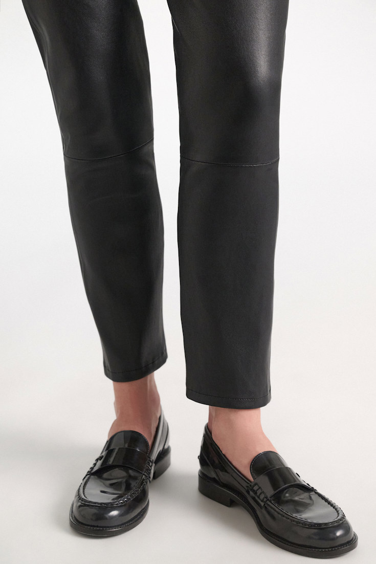 Dorothee Schumacher Leather flares black Model Detail View