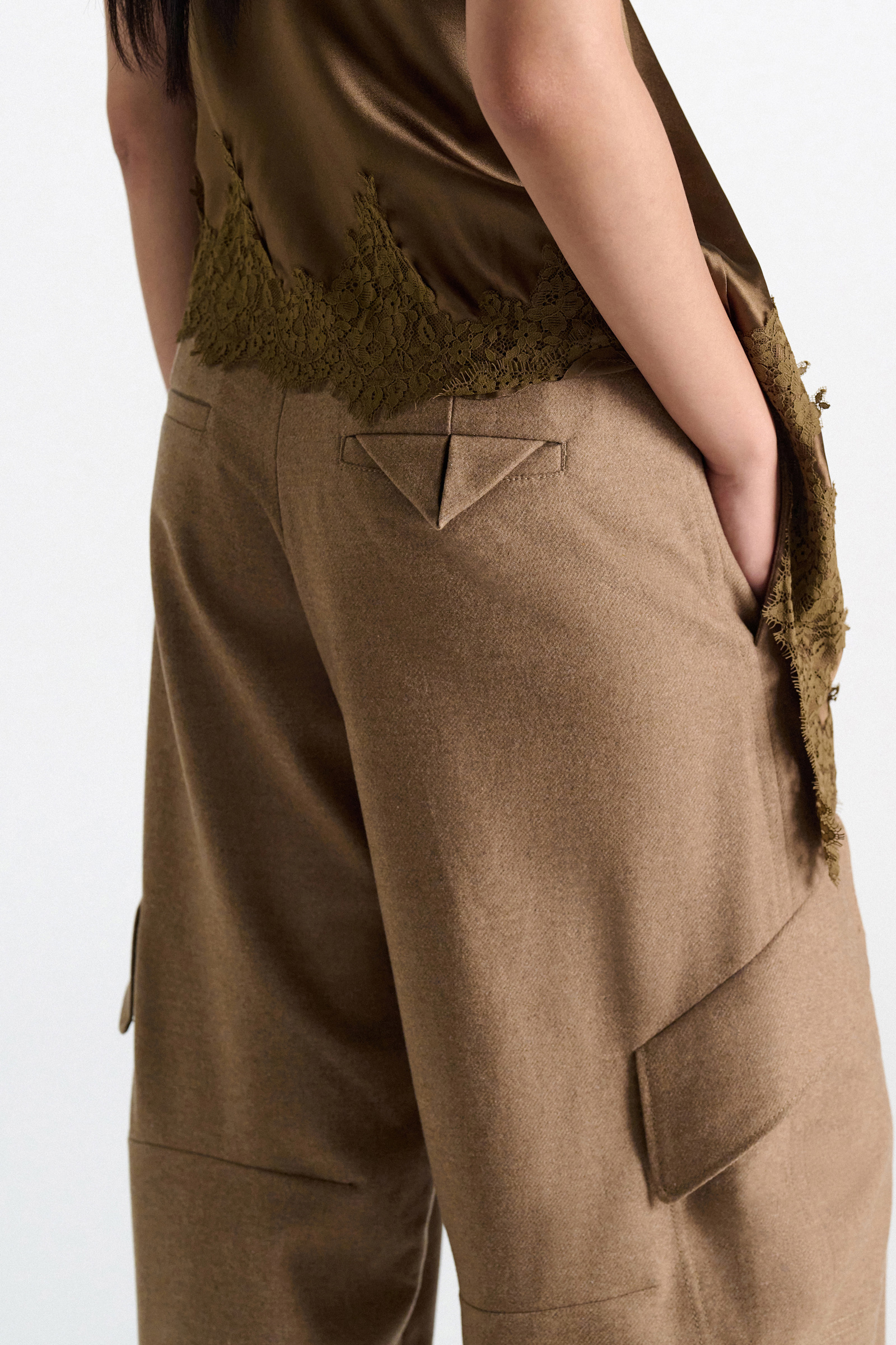 Dorothee Schumacher Barrel Pants aus leichtem Flanell porcini Model Detail View