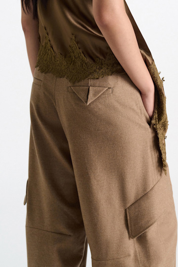 Dorothee Schumacher Barrel Pants aus leichtem Flanell porcini Model Detail View