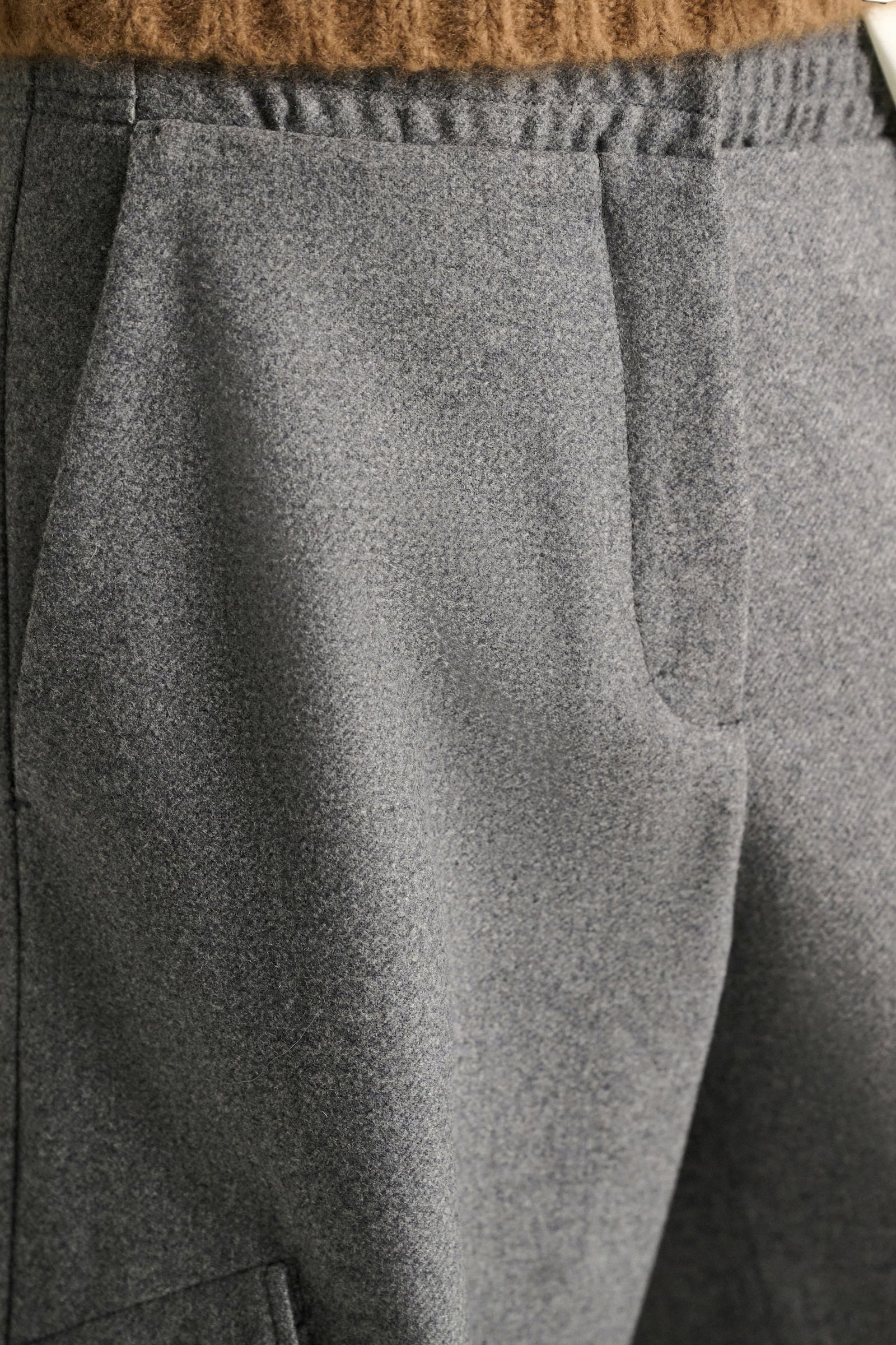 Dorothee Schumacher Flannel barrel leg cargo pants grey melange Model Detail View