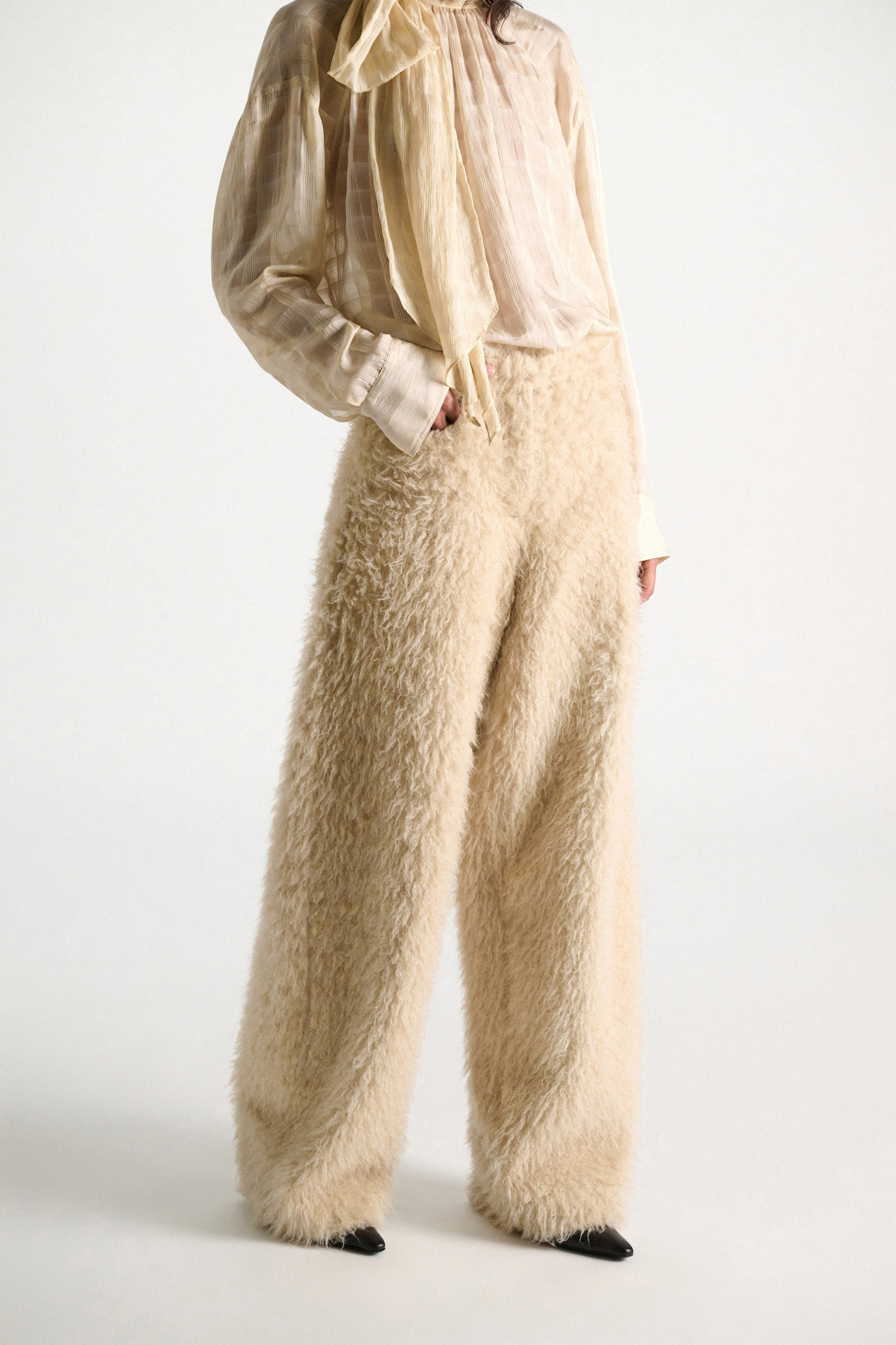 Dorothee Schumacher Barrel Pants aus Faux Fur champignon