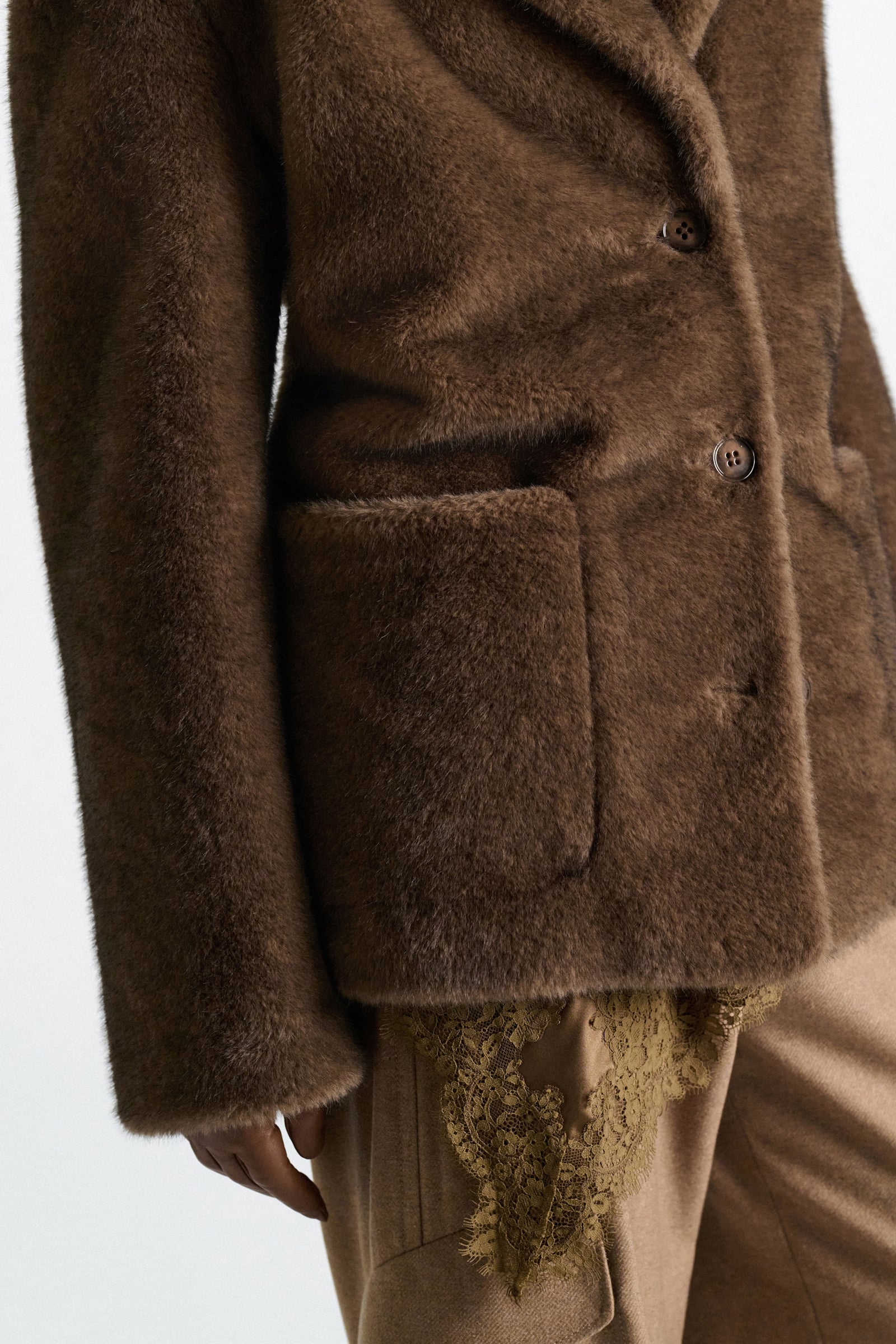 Dorothee Schumacher Blazer aus Faux Fur porcini Model Detail View