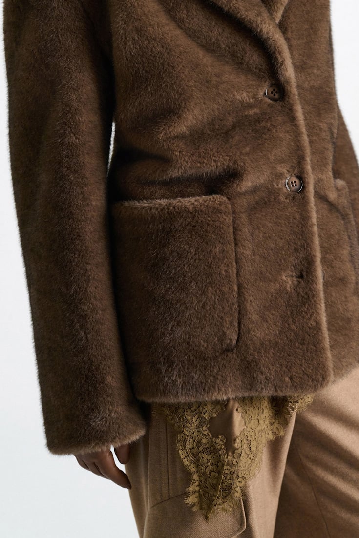 Dorothee Schumacher Blazer aus Faux Fur porcini Model Detail View