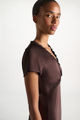 Dorothee Schumacher Midi-Kleid aus technischem Satin black mushroom