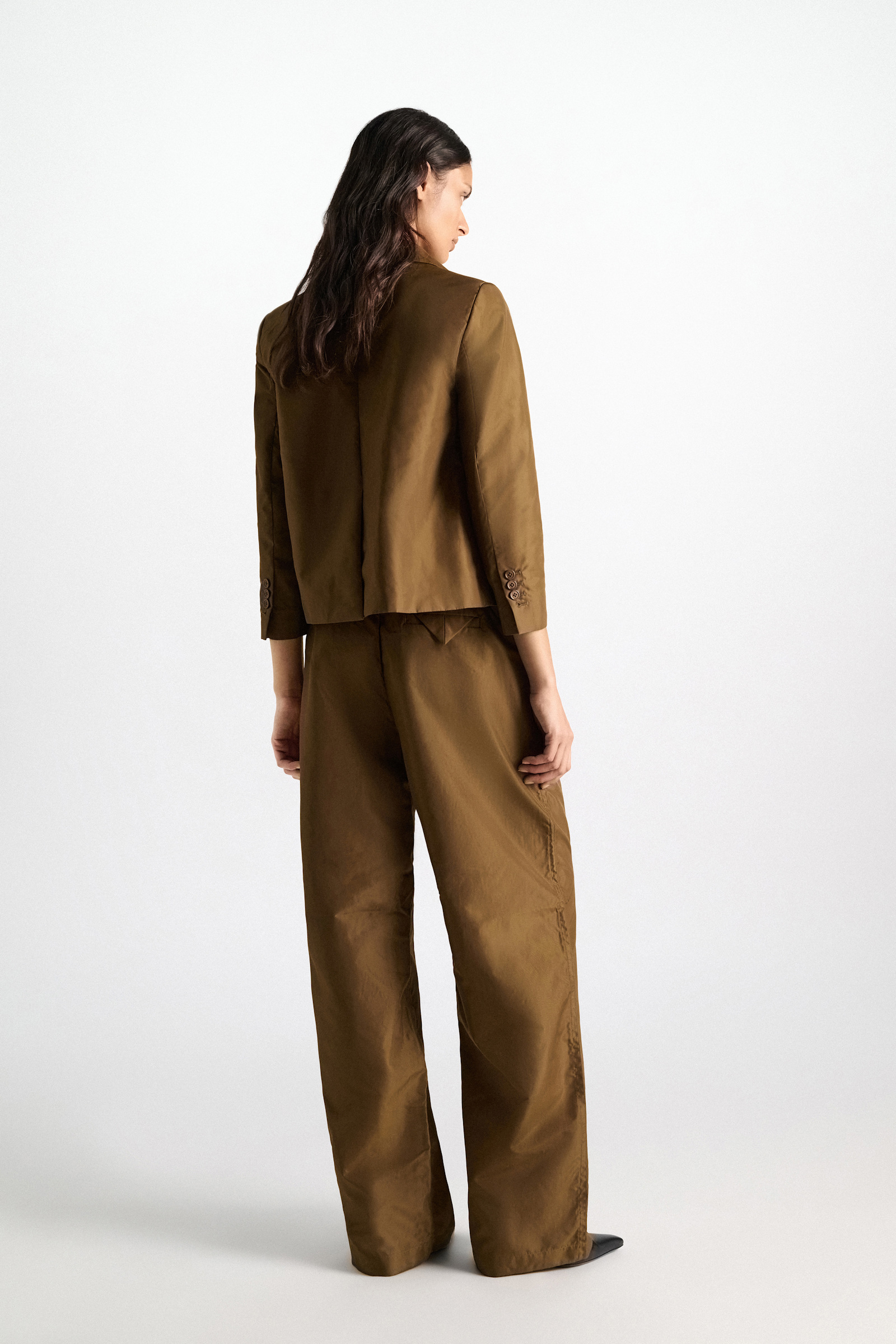 Dorothee Schumacher Barrel Pants aus Nylon porcini Model Detail View