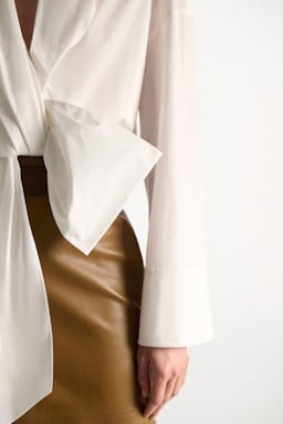 Dorothee Schumacher Drapierte Popeline-Bluse aus Baumwoll-Stretch pure white