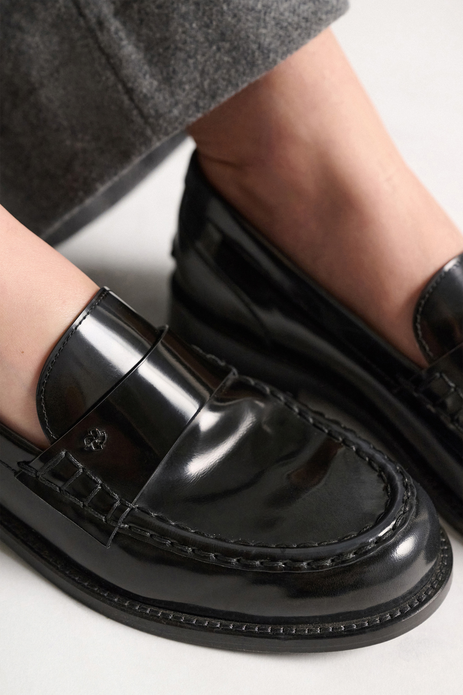 Dorothee Schumacher Loafer aus gebürstetem Leder black