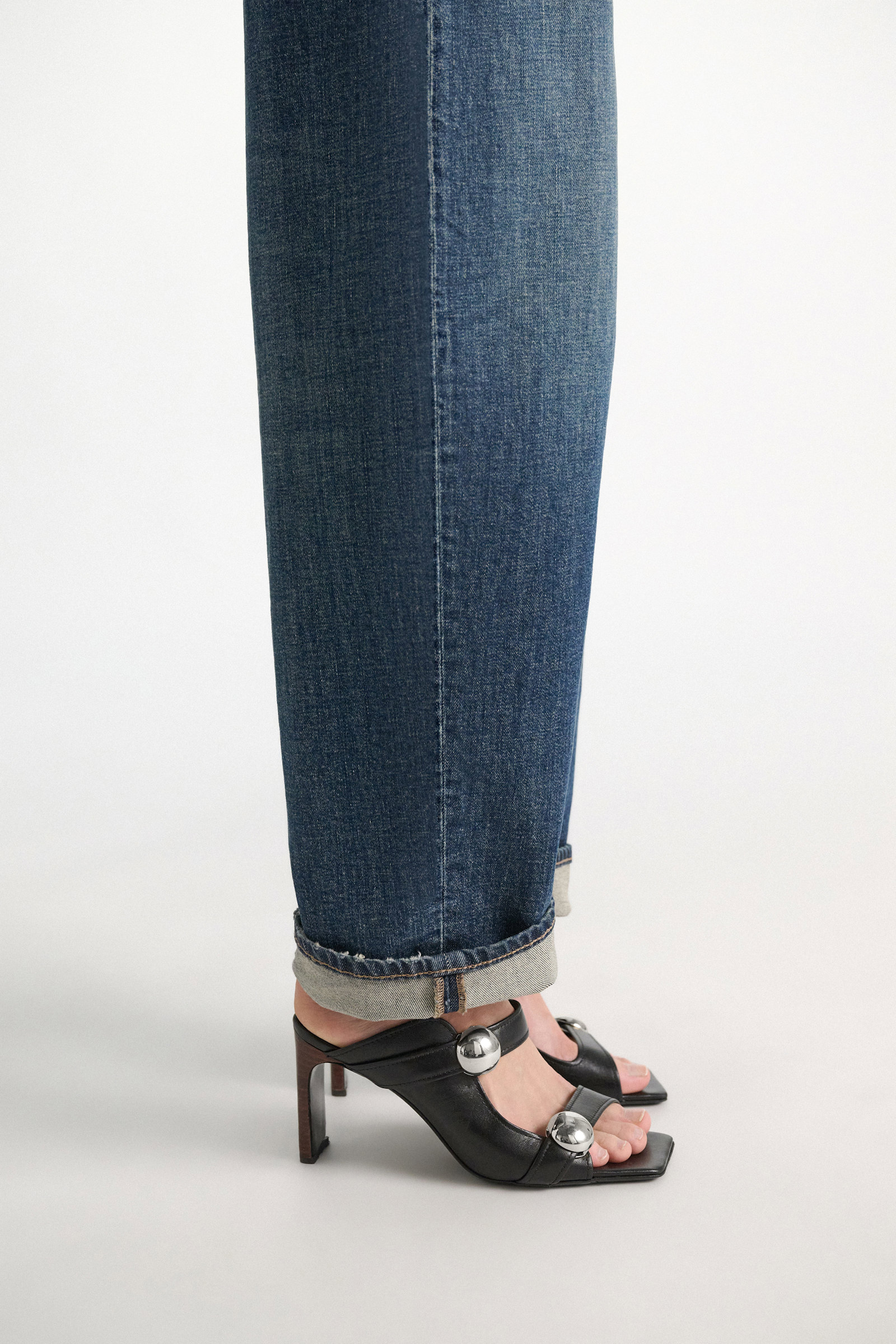 Dorothee Schumacher Sandalen mit übergroßen silberfarbenen Nieten black Model Detail View