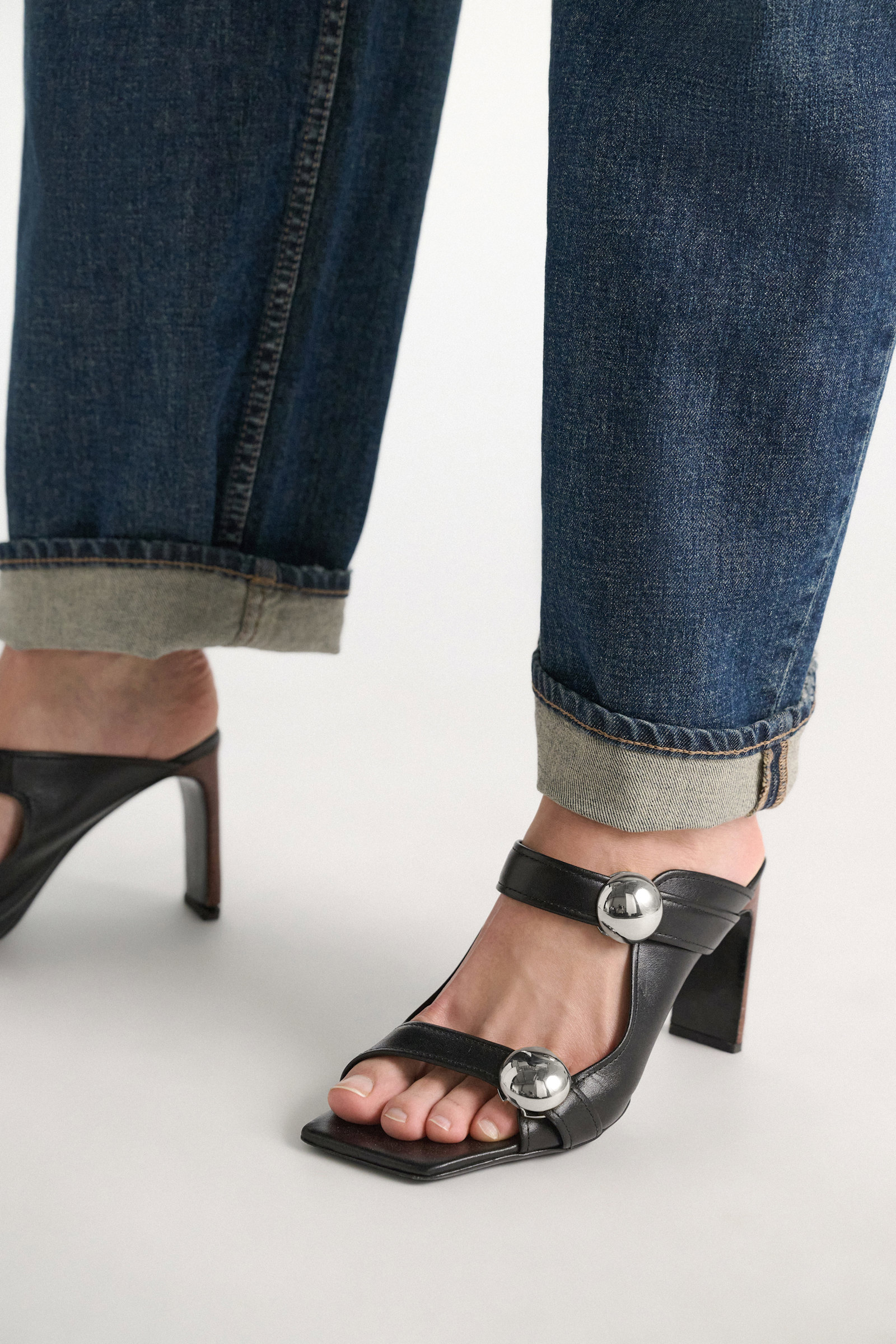 Dorothee Schumacher Sandalen mit übergroßen silberfarbenen Nieten black Model Detail View