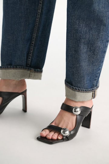Dorothee Schumacher Sandalen mit übergroßen silberfarbenen Nieten black Model Detail View