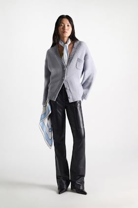 Dorothee Schumacher Seidentuch in Drachenform aus bedrucktem Seidentwill Blue Ribbon scarf Model Front View
