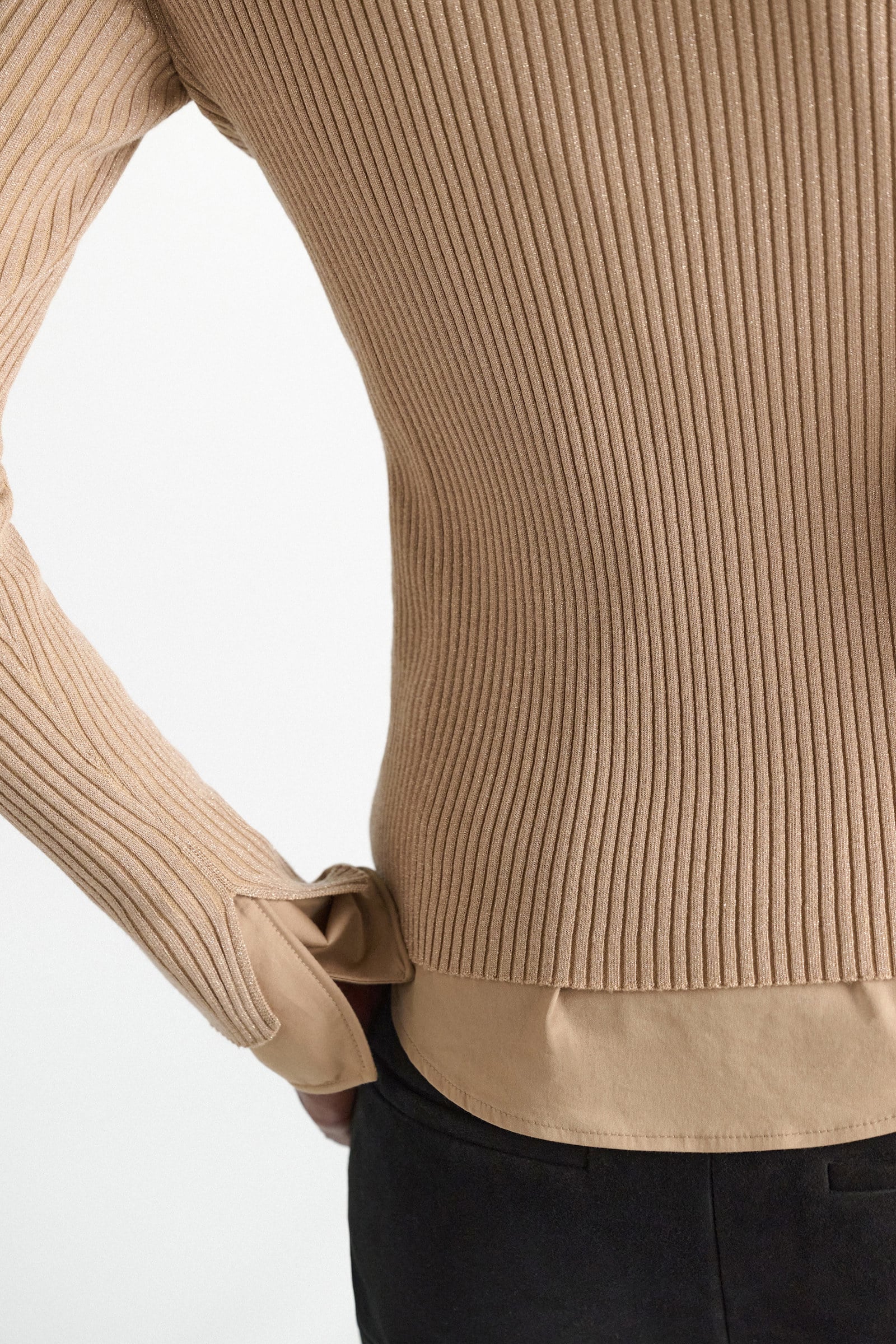 Dorothee Schumacher Pullover mit Polokragen aus einem Merino-Lurex-Mix almond Model Detail View
