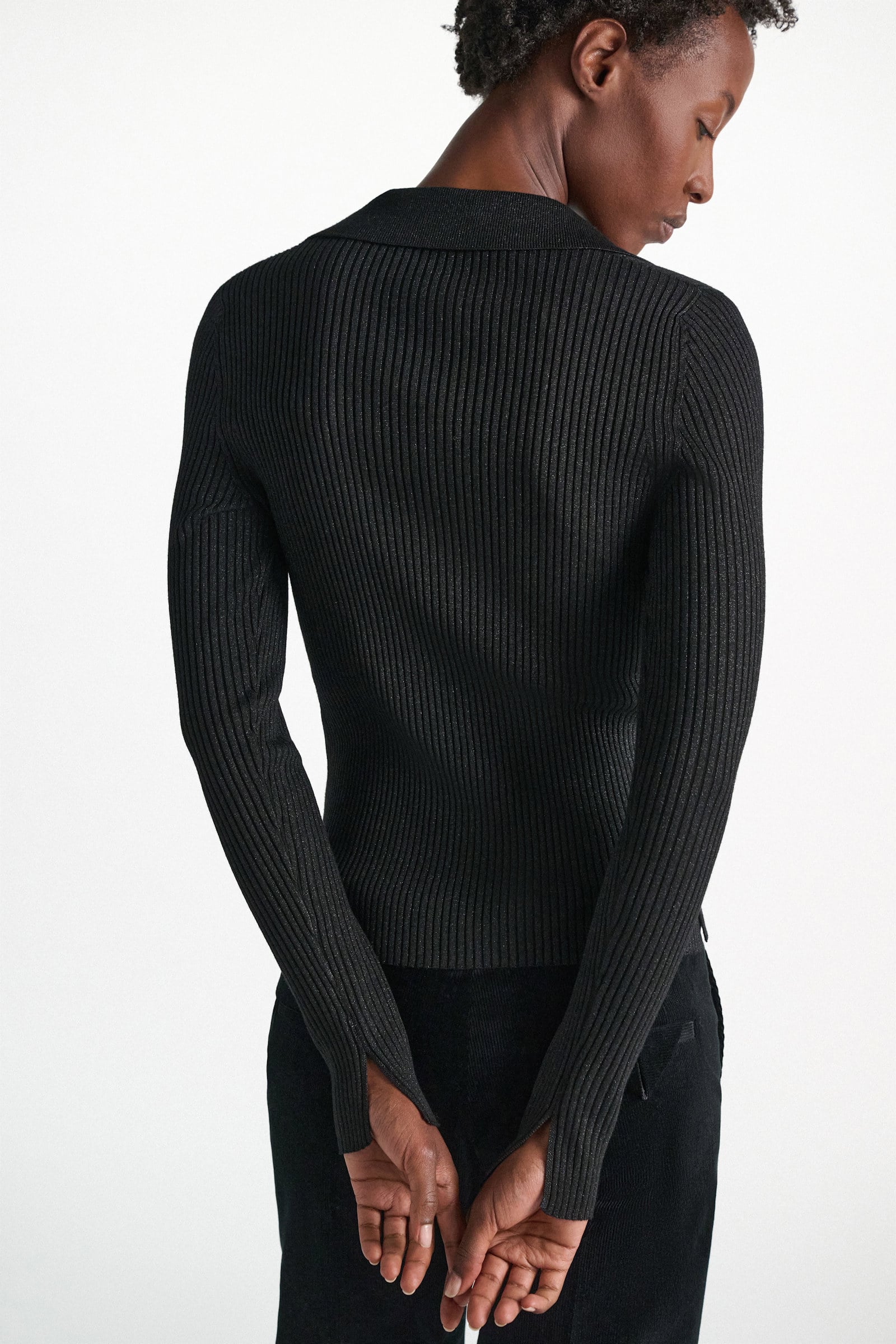 Dorothee Schumacher Pullover mit Polokragen aus einem Merino-Lurex-Mix vinyl black Model Detail View
