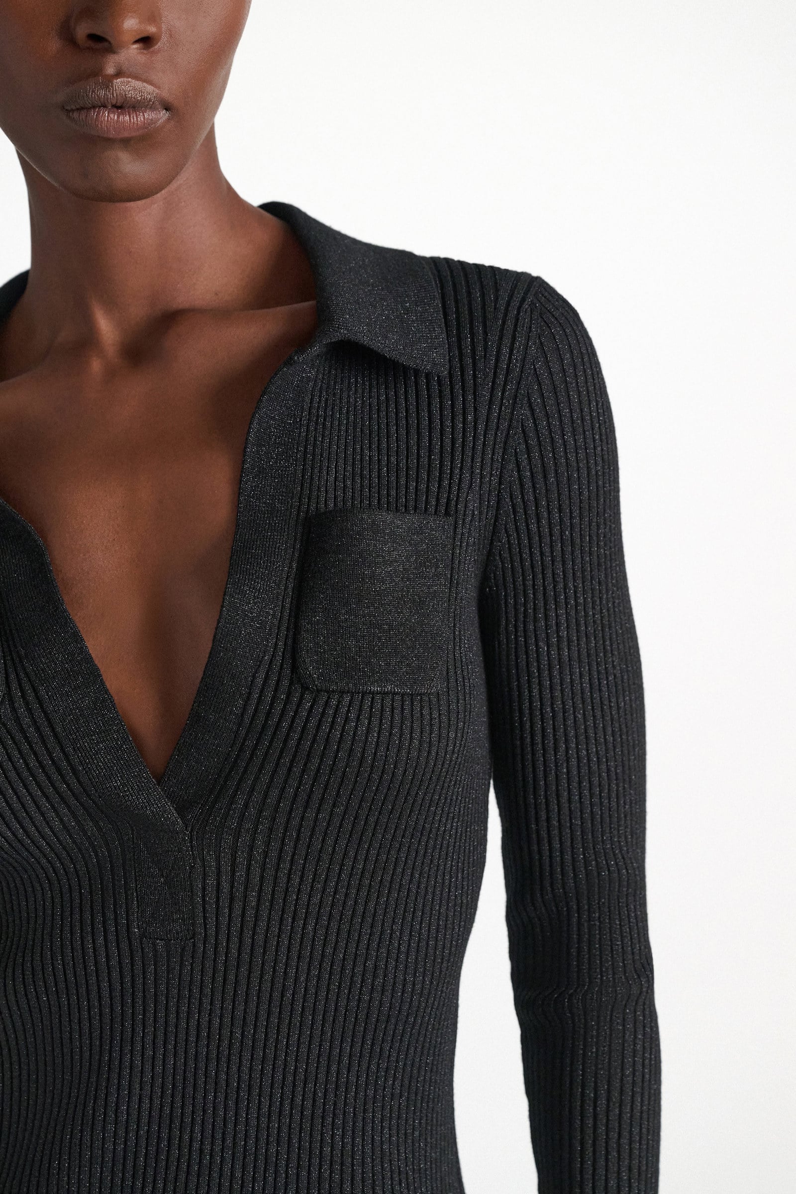 Dorothee Schumacher Pullover mit Polokragen aus einem Merino-Lurex-Mix vinyl black Model Detail View