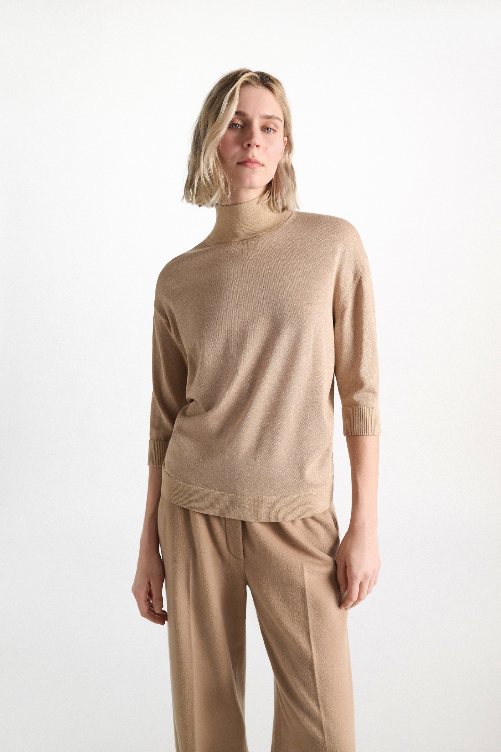 Dorothee Schumacher Rollkragenpullover aus Lurex-Merino-Mix almond Model Detail View