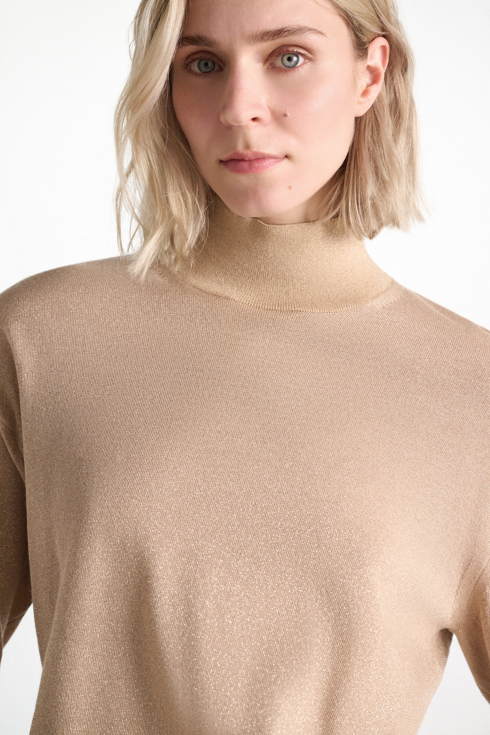 Dorothee Schumacher Rollkragenpullover aus Lurex-Merino-Mix almond Model Detail View