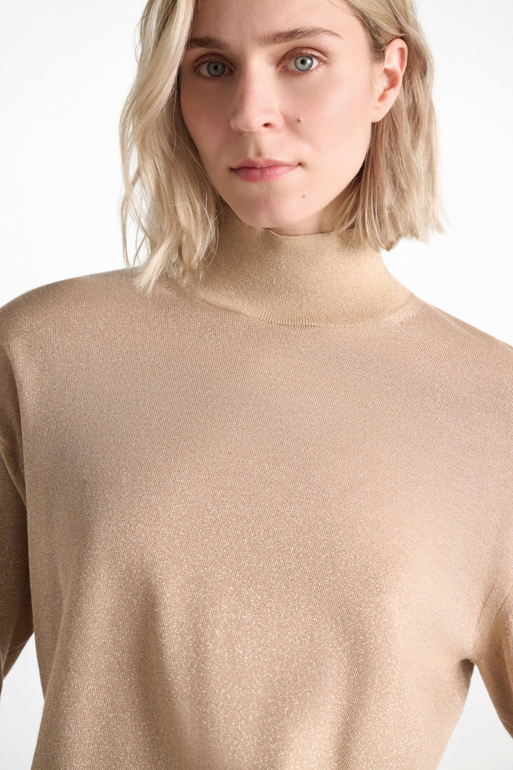 Dorothee Schumacher Rollkragenpullover aus Lurex-Merino-Mix almond Model Detail View