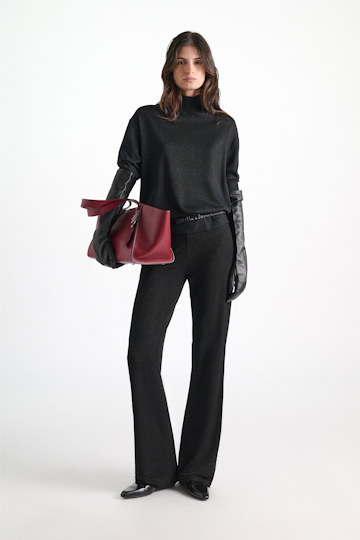 Dorothee Schumacher Rollkragenpullover aus Lurex-Merino-Mix vinyl black Model Front View