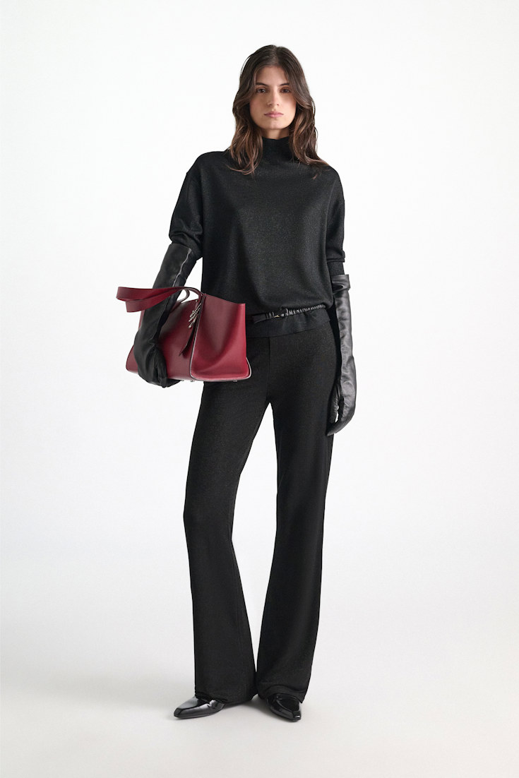 Dorothee Schumacher Rollkragenpullover aus Lurex-Merino-Mix vinyl black Model Front View