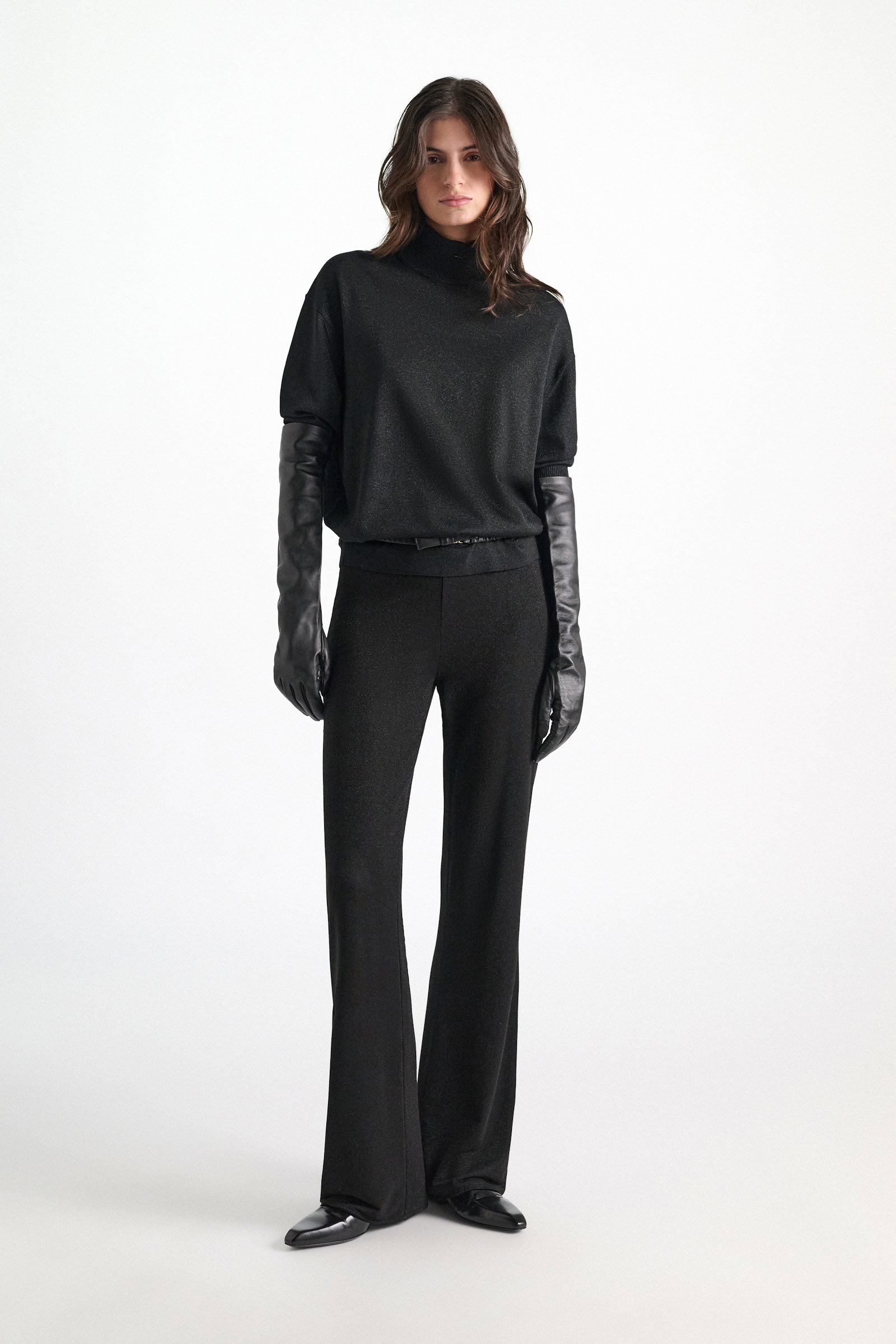 Dorothee Schumacher Rollkragenpullover aus Lurex-Merino-Mix vinyl black Model Detail View