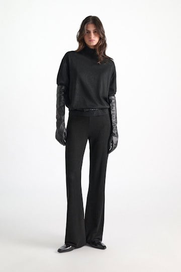 Dorothee Schumacher Lurex-Merino turtleneck pullover vinyl black Model Detail View