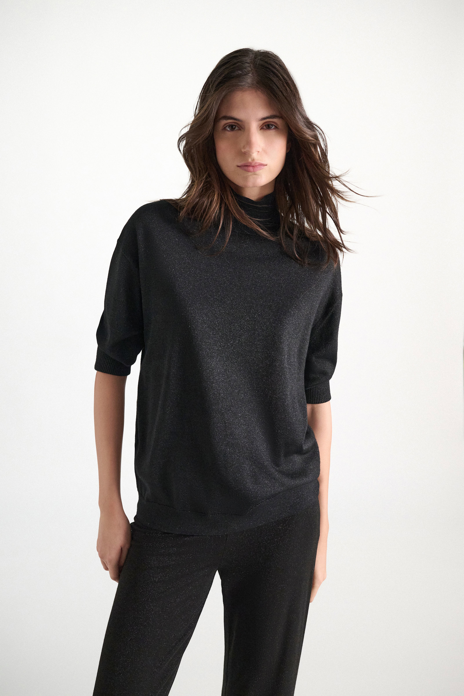Dorothee Schumacher Rollkragenpullover aus Lurex-Merino-Mix vinyl black Model Detail View