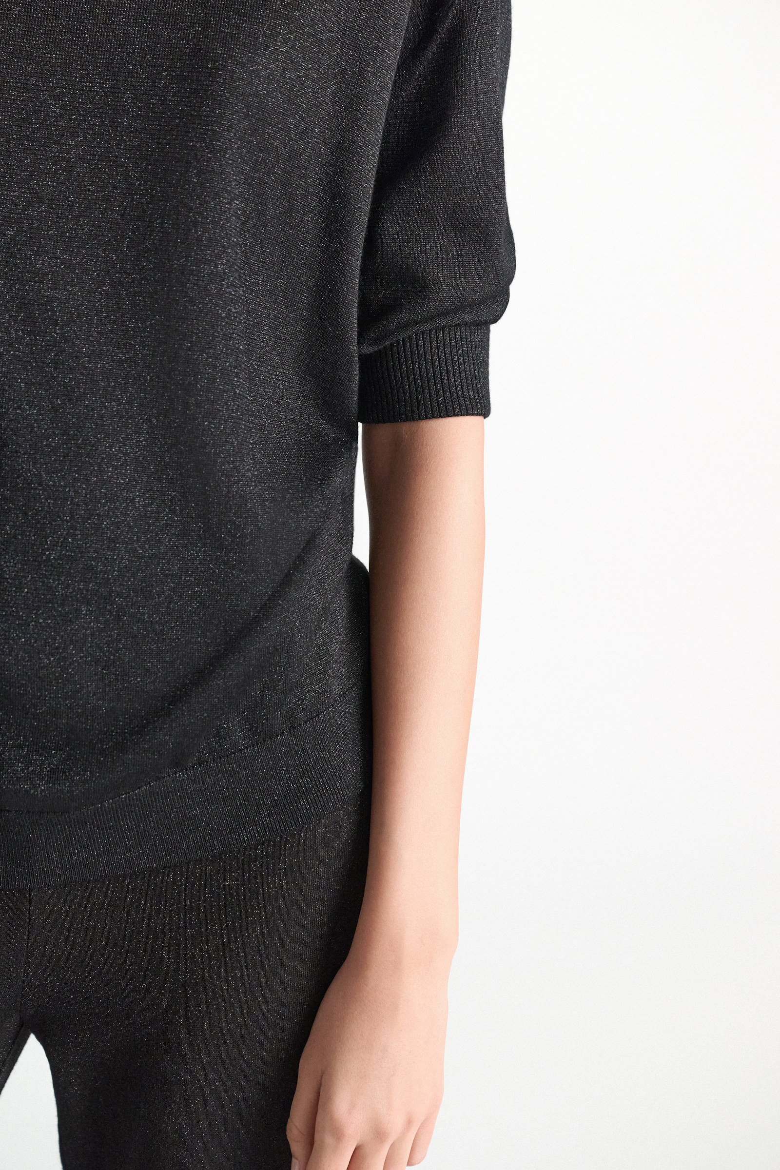 Dorothee Schumacher Rollkragenpullover aus Lurex-Merino-Mix vinyl black Model Detail View