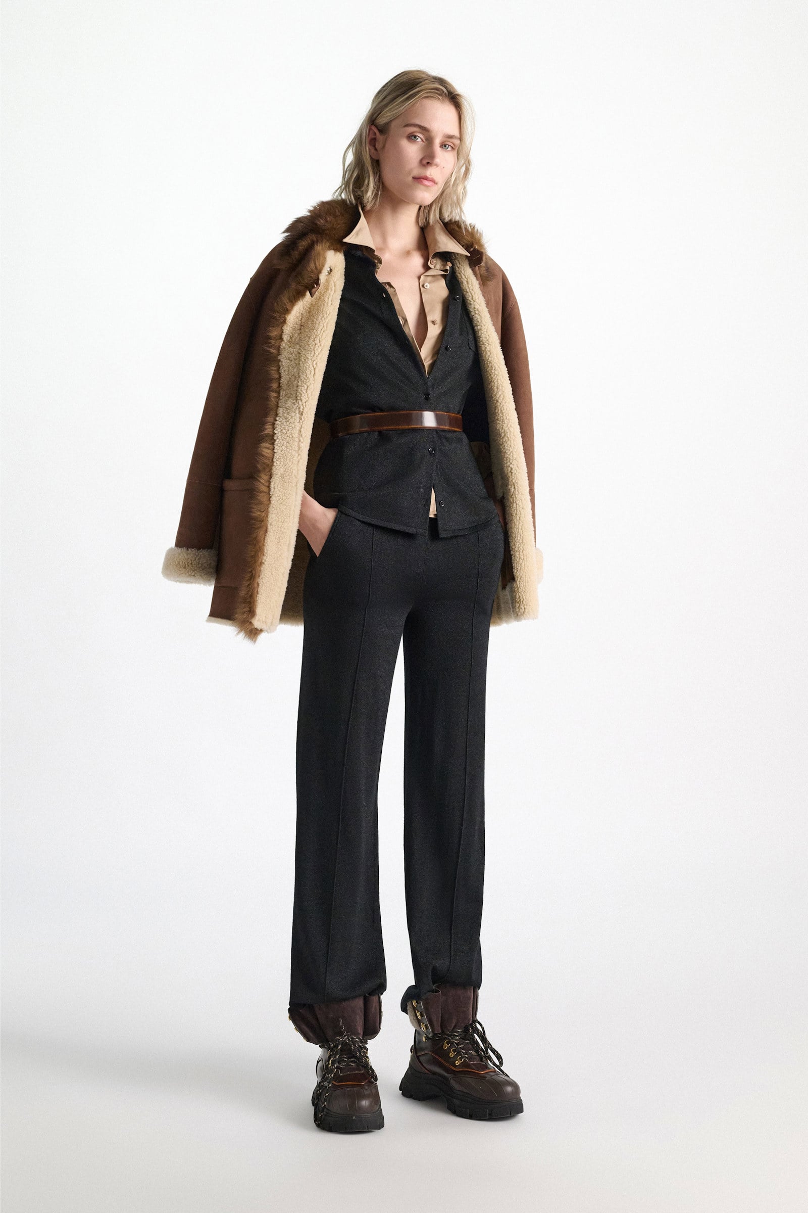 Dorothee Schumacher Strickcardigan aus Lurex-Merino-Mix vinyl black Model Front View