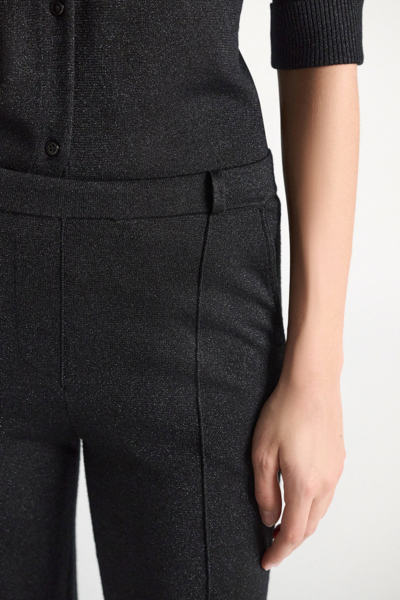 Dorothee Schumacher Strickhose aus Lurex-Merino-Mix vinyl black Model Detail View