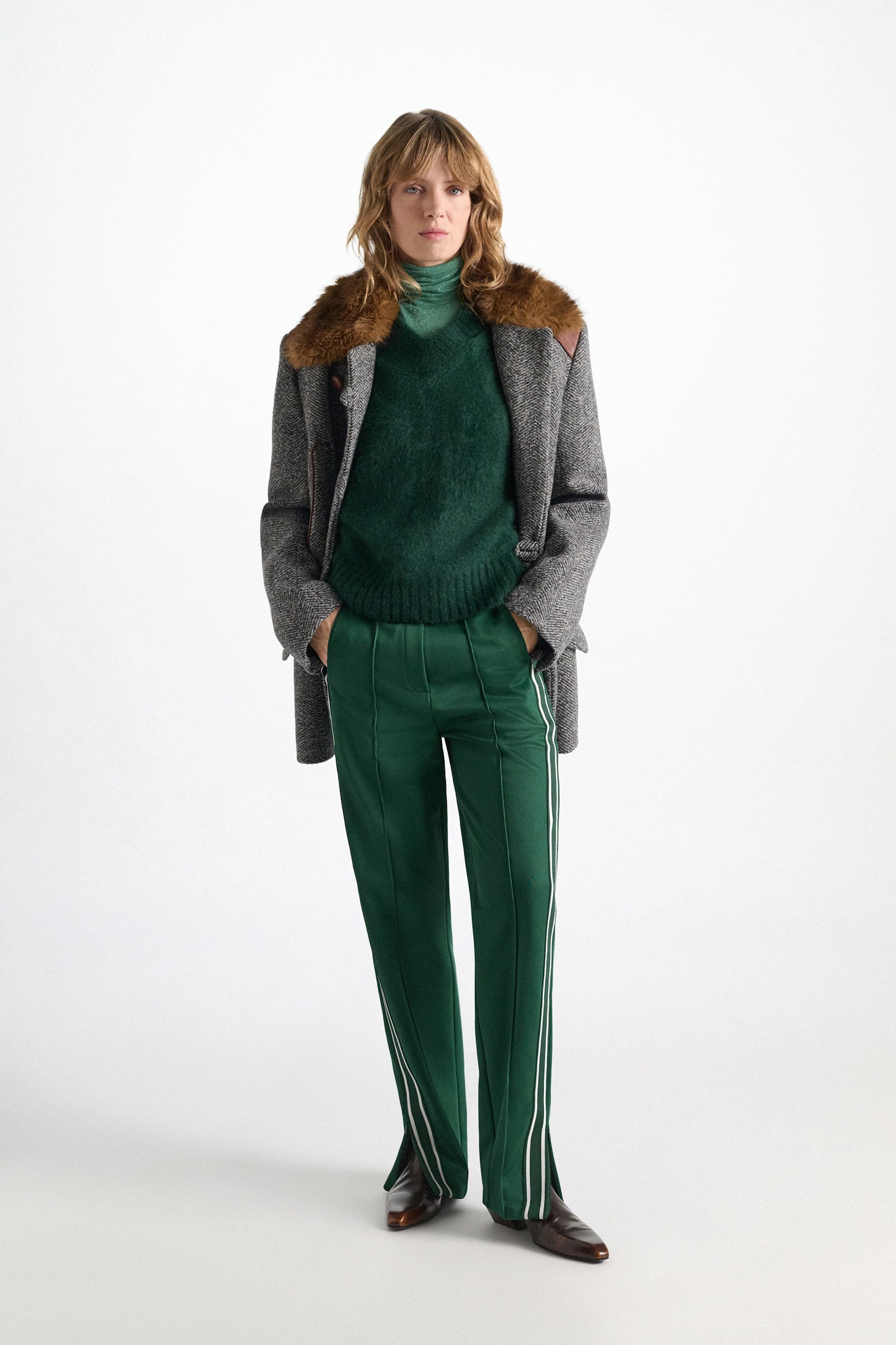 Dorothee Schumacher Fluffy Pullover mit V-Ausschnitt aus Merino und Kaschmir emerald Model Front View