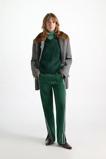 Dorothee Schumacher Fluffy Pullover mit V-Ausschnitt aus Merino und Kaschmir emerald Model Front View