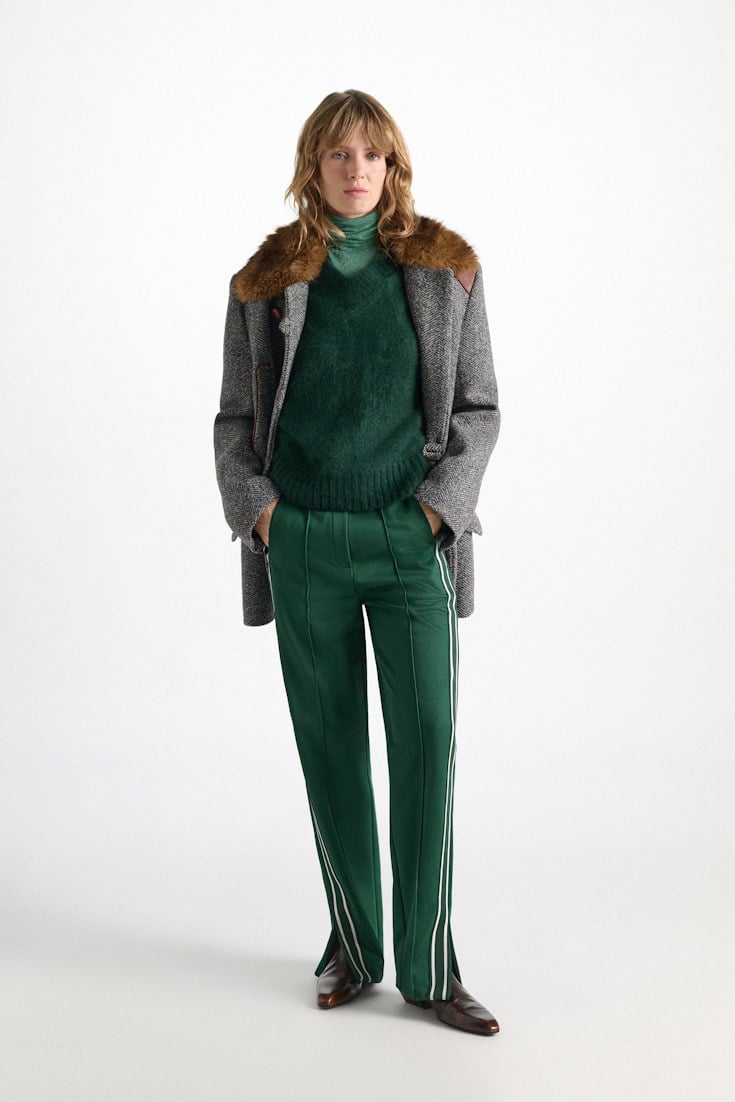 Dorothee Schumacher Fluffy Pullover mit V-Ausschnitt aus Merino und Kaschmir emerald Model Front View