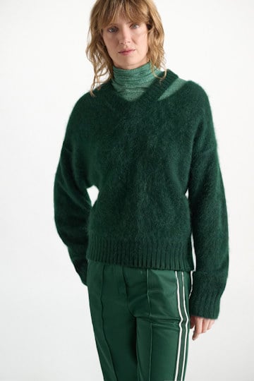 Dorothee Schumacher Fluffy knit V-neck pullover emerald Model Detail View