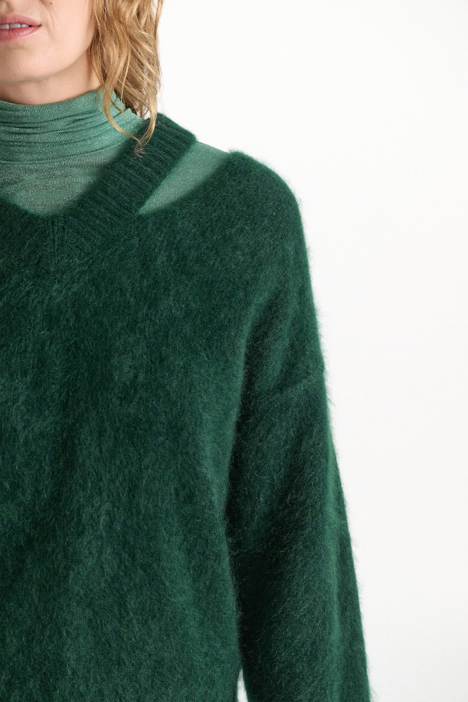Dorothee Schumacher Fluffy Pullover mit V-Ausschnitt aus Merino und Kaschmir emerald Model Detail View