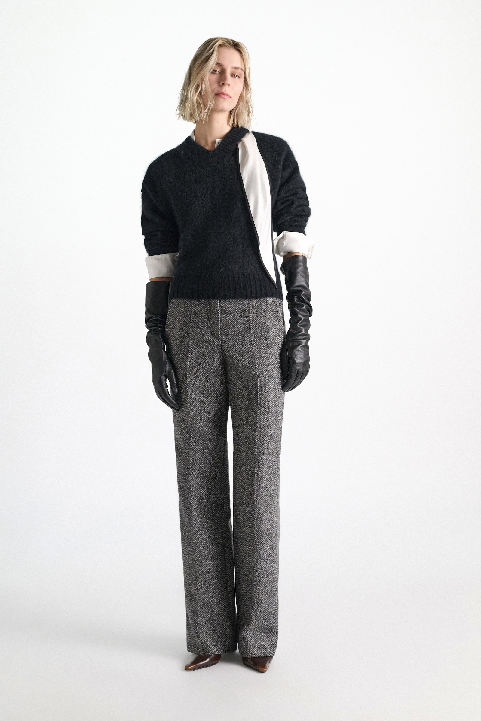 Dorothee Schumacher Fluffy Pullover mit V-Ausschnitt aus Merino und Kaschmir vinyl black Model Front View