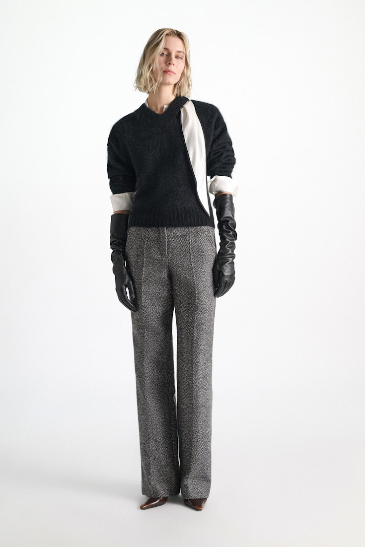 Dorothee Schumacher Fluffy Pullover mit V-Ausschnitt aus Merino und Kaschmir vinyl black Model Front View