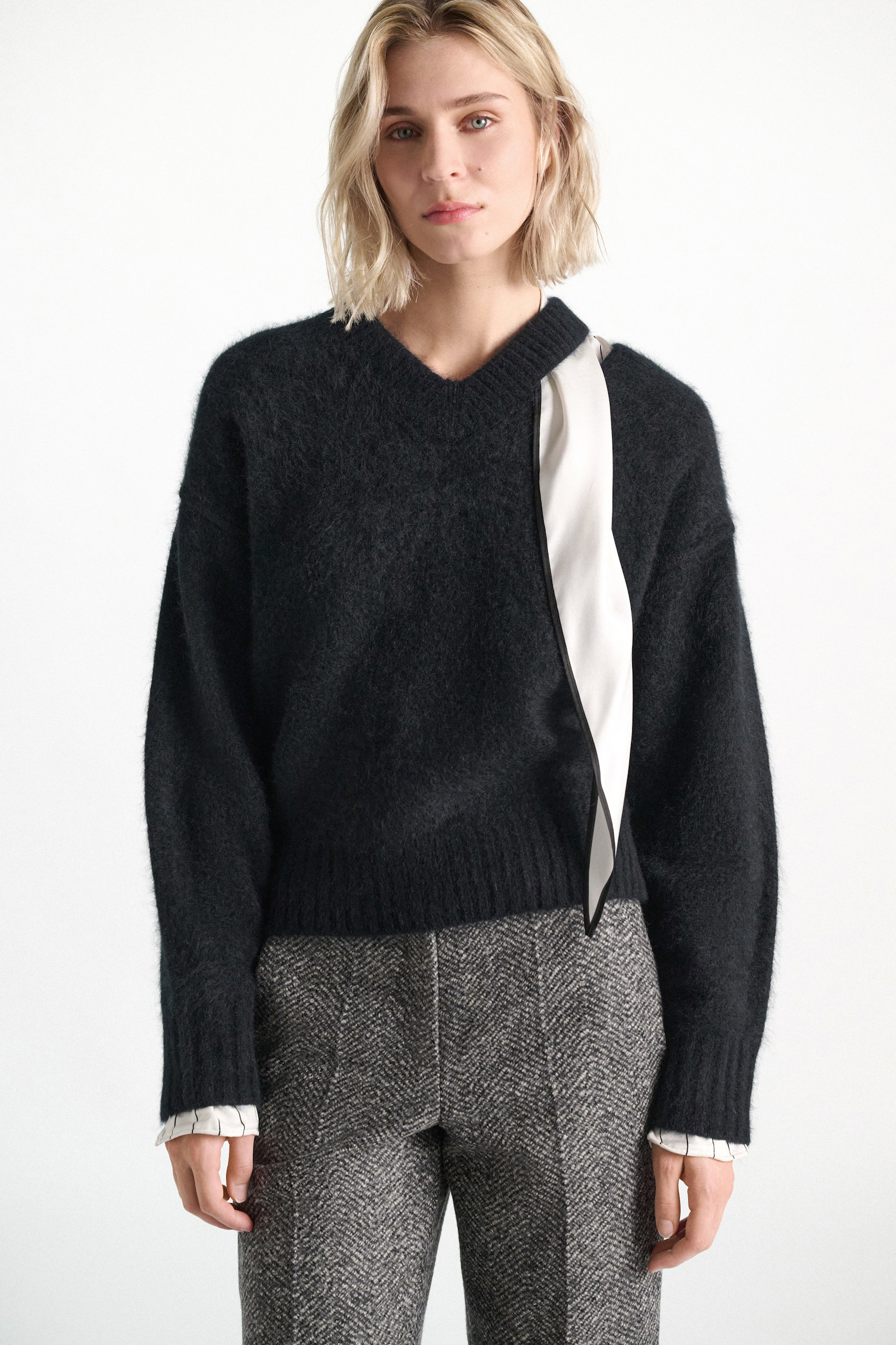 Dorothee Schumacher Fluffy Pullover mit V-Ausschnitt aus Merino und Kaschmir vinyl black Model Detail View