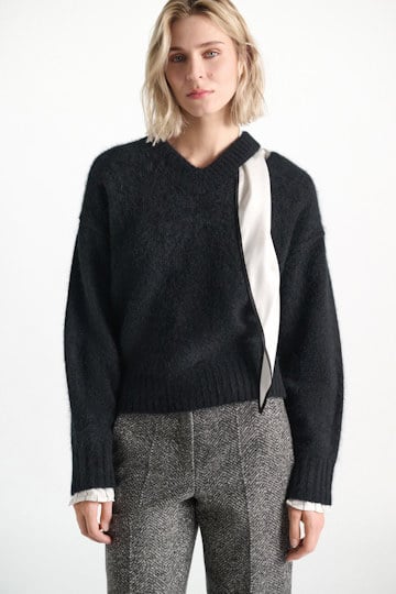 Dorothee Schumacher Fluffy knit V-neck pullover vinyl black Model Detail View
