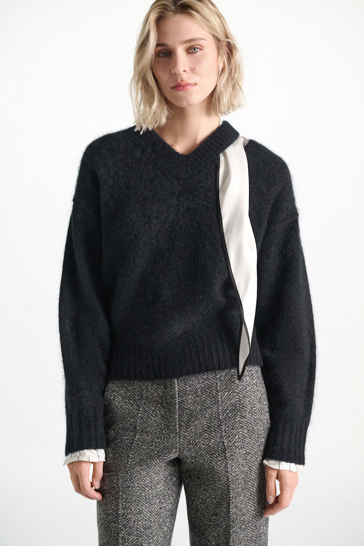 Dorothee Schumacher Fluffy Pullover mit V-Ausschnitt aus Merino und Kaschmir vinyl black Model Detail View